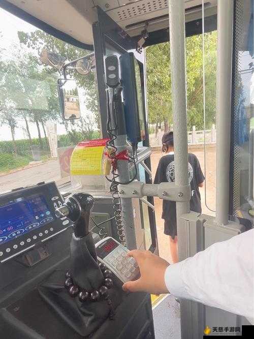 站在公交车里抓着摇曳的手环:城市通勤中的平衡与安全感体验